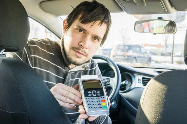 Pagare per il trasporto. Taxi driver sta offrendo terminale di pagamento al cliente . — Foto Stock
