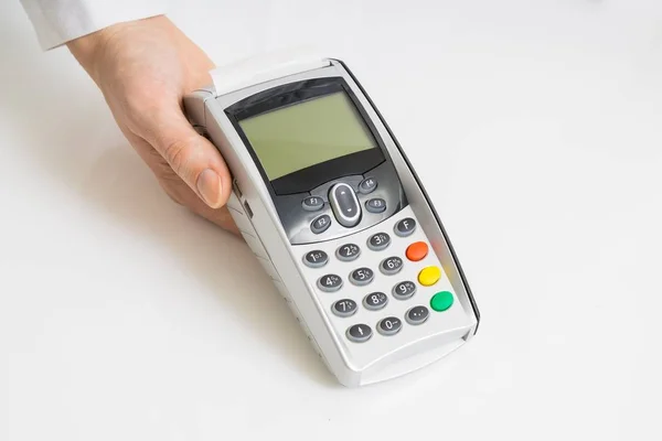 Hand hält Zahlungsterminal auf weißem Hintergrund. — Stockfoto