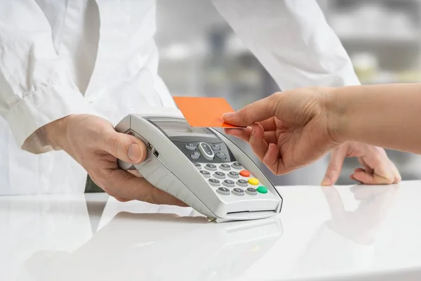 Клієнт платить кредитною карткою в аптеці . — стокове фото