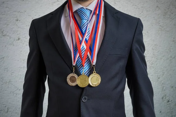 Prisbelönade affärsman bär många medaljer. — Stockfoto