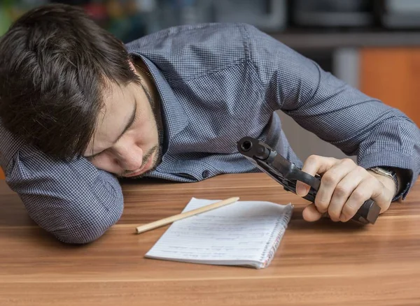 Un hombre con una pistola en la mano quiere suicidarse. . — Foto de Stock