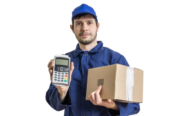 Концепція доставки вантажів і посилок. Молодий чоловік тримає картонну коробку і платіжний термінал в руках. Ізольовані на білому тлі . — стокове фото