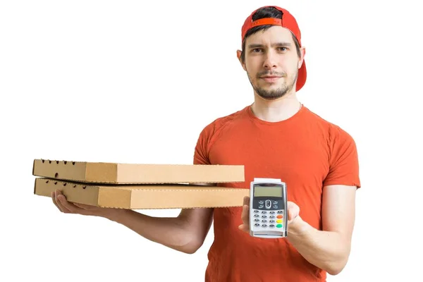 Jovem está entregando pizza em caixas e detém terminal de pagamento. Conceito de entrega de pizza. Isolado sobre fundo branco . — Fotografia de Stock