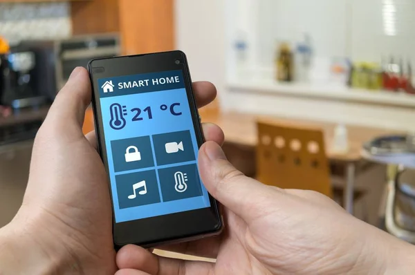 Conceito de controle doméstico inteligente. Homem está ajustando a temperatura com smartphone . — Fotografia de Stock