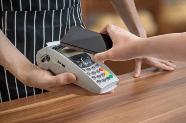 Müşteri ile smartphone Nfc teknolojisi kullanılarak dükkanda ödüyor.