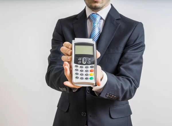 Pago con tarjeta de crédito. Empresario tiene terminal de pago en la mano . — Foto de Stock