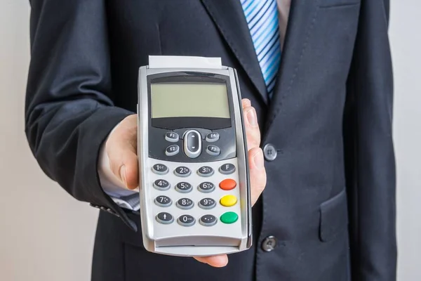 Επιχειρηματίας προσφέρει πληρωμή τερματικού για πληρωμή με πιστωτική κάρτα. — Φωτογραφία Αρχείου