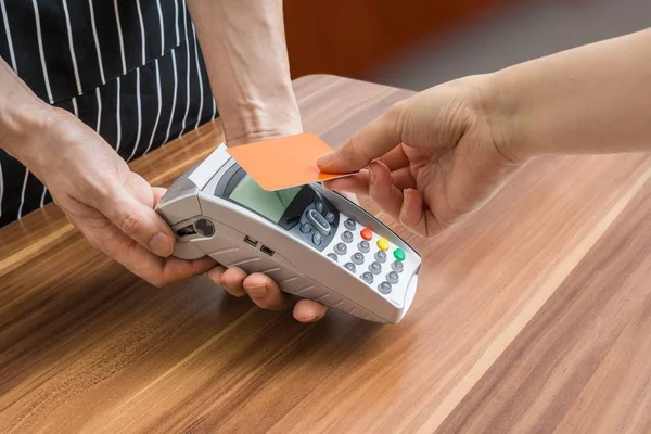 Pelanggan membayar dengan kartu kredit nirkontak di toko . — Stok Foto