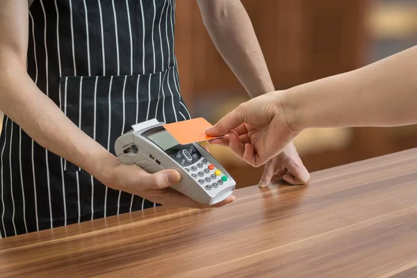 El cliente está pagando con tarjeta de crédito sin contacto en la tienda . — Foto de Stock