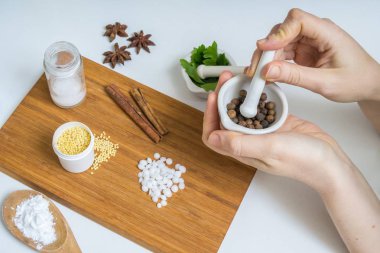 Kadın ev yapımı kozmetik malzemelerle hazırlanıyor.