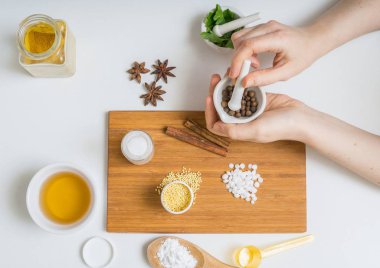 Yukarıdan ev yapımı kozmetik hazırlanıyor ellerde görüntülemek.