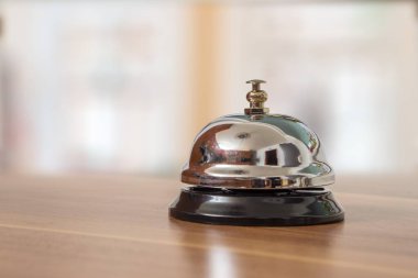 Arka plan bulanık otelde destek ve hizmet çan.