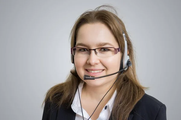 电话营销和客户服务理念。微笑的年轻女子-运算符灰色背景. — 图库照片