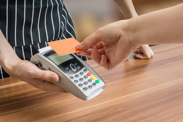 El cliente está pagando con tarjeta de crédito sin contacto en la tienda . — Foto de Stock