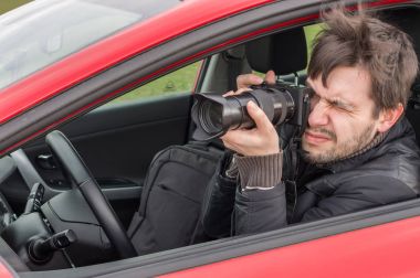 STALKER veya paparazzi alıyor fotoğraf ile fotoğraf makinesi arabadan.