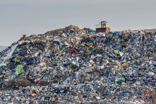 Concetto di inquinamento. cumulo di rifiuti in discarica o discarica. — Foto Stock