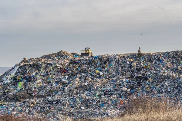 Concetto di inquinamento. cumulo di rifiuti in discarica o discarica. — Foto Stock