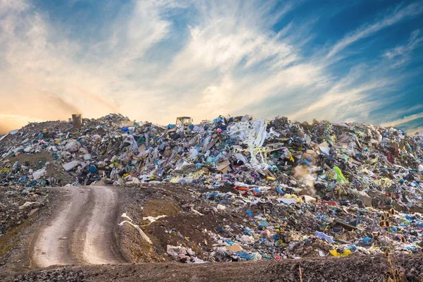 Montón de basura en basurero o vertedero. Concepto de contaminación . —  Fotos de Stock