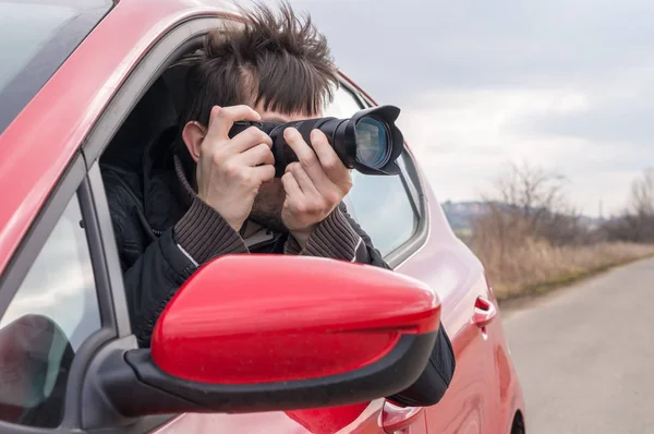 Paparazzi está tirando foto com câmera de carro . — Fotografia de Stock