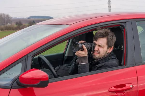 Detective sta scattando foto con la macchina fotografica dalla macchina . — Foto Stock