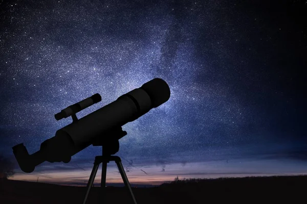 Αστρονομία και αστέρια παρατηρώντας έννοια. Σιλουέτα του τηλεσκοπίου και έναστρο ουρανό τη νύχτα στο παρασκήνιο. — Φωτογραφία Αρχείου