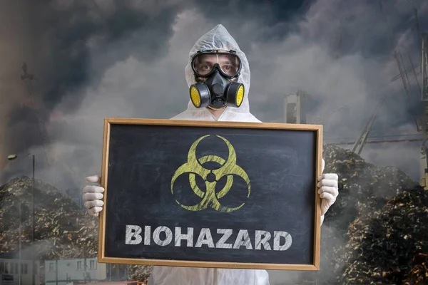 Ekologi och föroreningar koncept. Mannen i overaller varning för biologiskt avfall. — Stockfoto