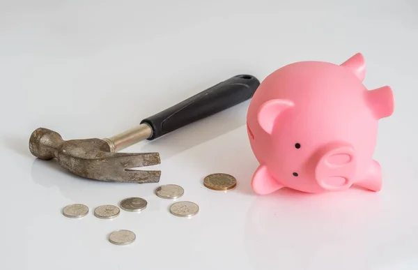 Piggy geld bank, munten en hamer. — Stockfoto