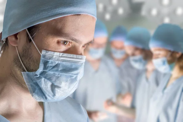 Cirujano está operando paciente en sala de cirugía . —  Fotos de Stock