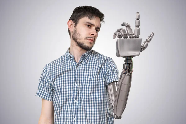 Der junge Mann hat Roboterhand als Ersatz für seine Hand. 3D gerenderte Darstellung der Hand. — Stockfoto