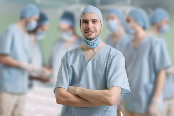Χειρουργός είναι χαμογελαστός μετά από την επιτυχή λειτουργία ενός ασθενή. — Φωτογραφία Αρχείου