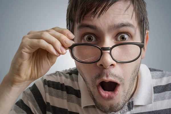 Людина в окулярах має відкритий рот і здивований і шокований . — стокове фото
