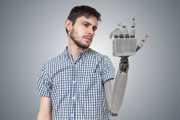 Der junge Mann hat Roboterhand als Ersatz für seine Hand. 3D gerenderte Darstellung der Hand. — Stockfoto