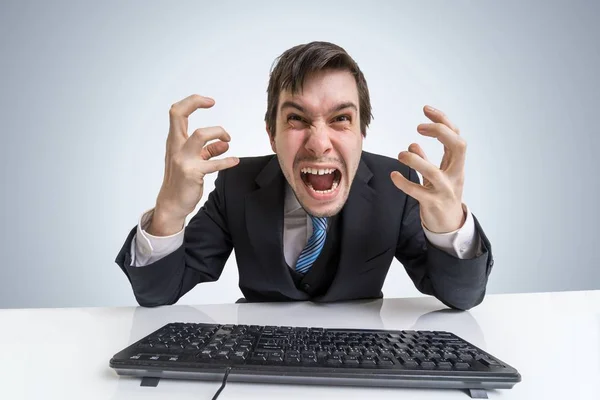 Разочарованный сердитый бизнесмен работает с компьютером в офисе . — стоковое фото