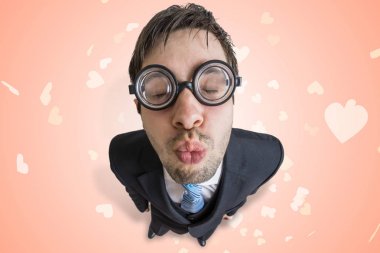 Komik genç nerd veya geek bir öpücük veriyor.