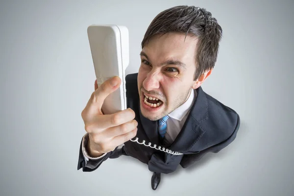 Θυμωμένος άνθρωπος είναι καλώντας και να φωνάζει στο τηλέφωνο. Θέα από ψηλά. — Φωτογραφία Αρχείου