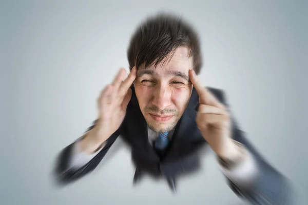 Молодой человек страдает от мигрени и головной боли . — стоковое фото