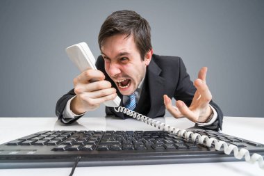 Öfkeli patron ya da Yöneticisi arama ve telefona bağırarak.