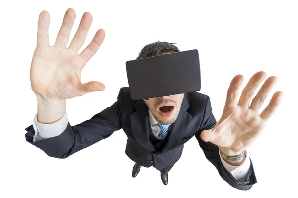 Il giovane indossa un auricolare per la realtà virtuale. Vista dall'alto. Iso. — Foto Stock