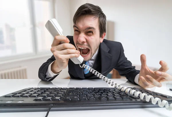 Злой босс или менеджер звонит и кричит на телефон . — стоковое фото