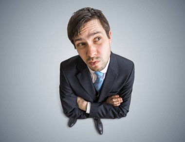 Genç adam düşünüyorum ve sana bakıyor. Yukarıdan görüntülemek.