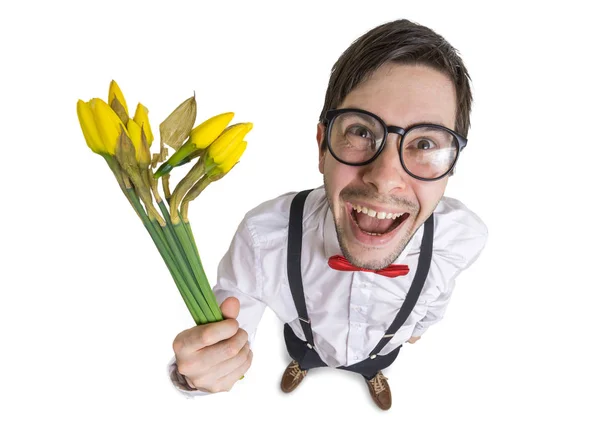 Ung töntig man innehar blommande gula blommor i handen först — Stockfoto