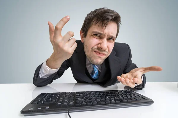 Confuso uomo frustrato sta lavorando con il computer . — Foto Stock