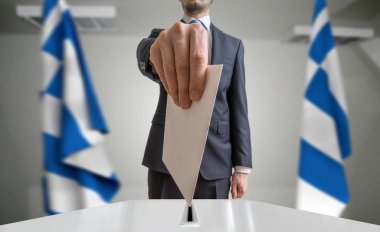 Seçim ya da referandum Yunanistan. Seçmen zarf elinde tutan bir