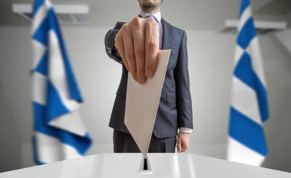 Wyborach lub referendum w Grecji. Wyborców trzyma w ręku kopertę — Zdjęcie stockowe