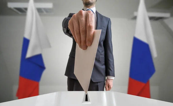 Election or referendum in Russia. Voter holds envelope in hand a — Stock Photo, Image