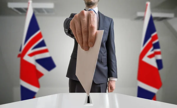 Eleição ou referendo na Grã-Bretanha. Eleitor detém envelope em — Fotografia de Stock