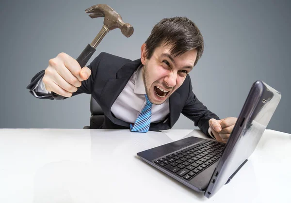 Hombre enojado y loco está trabajando con el ordenador portátil. Él va a condenar — Foto de Stock