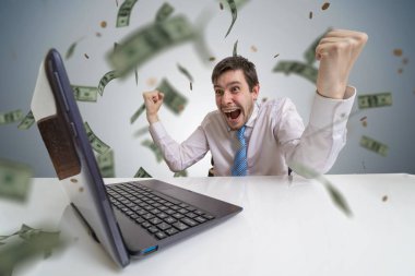 Genç adam bir piyango online kazanır. Para yukarıdan düşen. EY