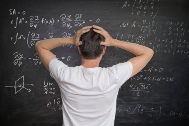 Genç adam yazı tahtası üzerinde matematiksel problem çözme ve c