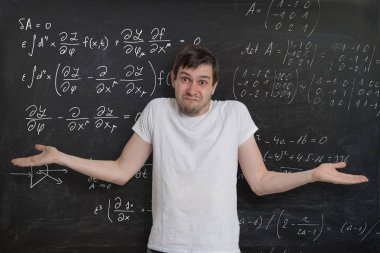 Genç öğrenci matematik sınavı yapıyor ve diff çözmek nasıl bilmiyorum